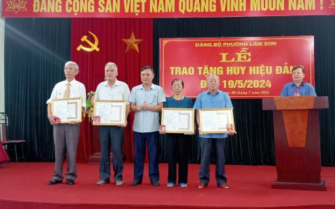 Đảng ủy Phường Lam Sơn tổ chức Lễ trao tặng Huy Hiệu Đảng đợt 19/5/2024.